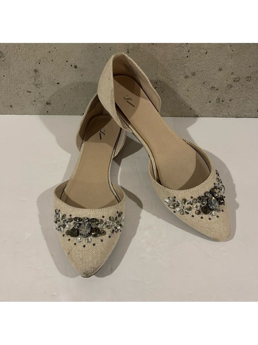 Vera Wang Cream Flats with Rhinestone Embellishments - Size 8.5